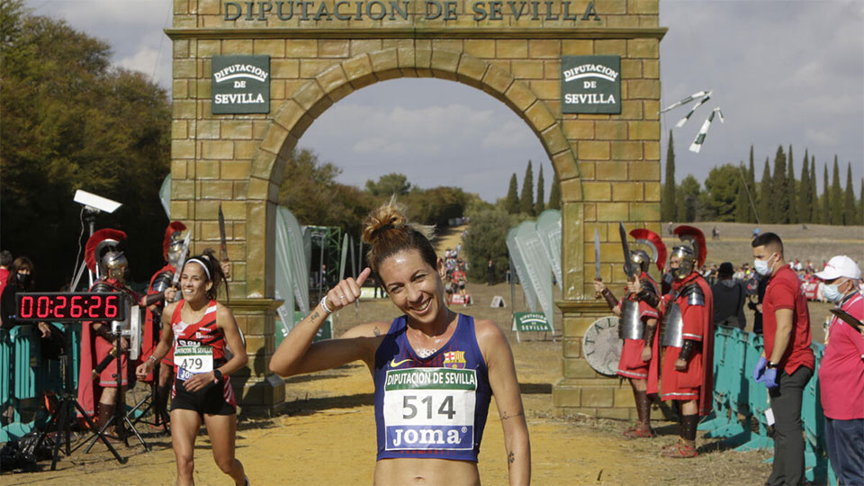 La nazarena Carolina Robles, campeona de España por Clubes en el Cross de Itálica