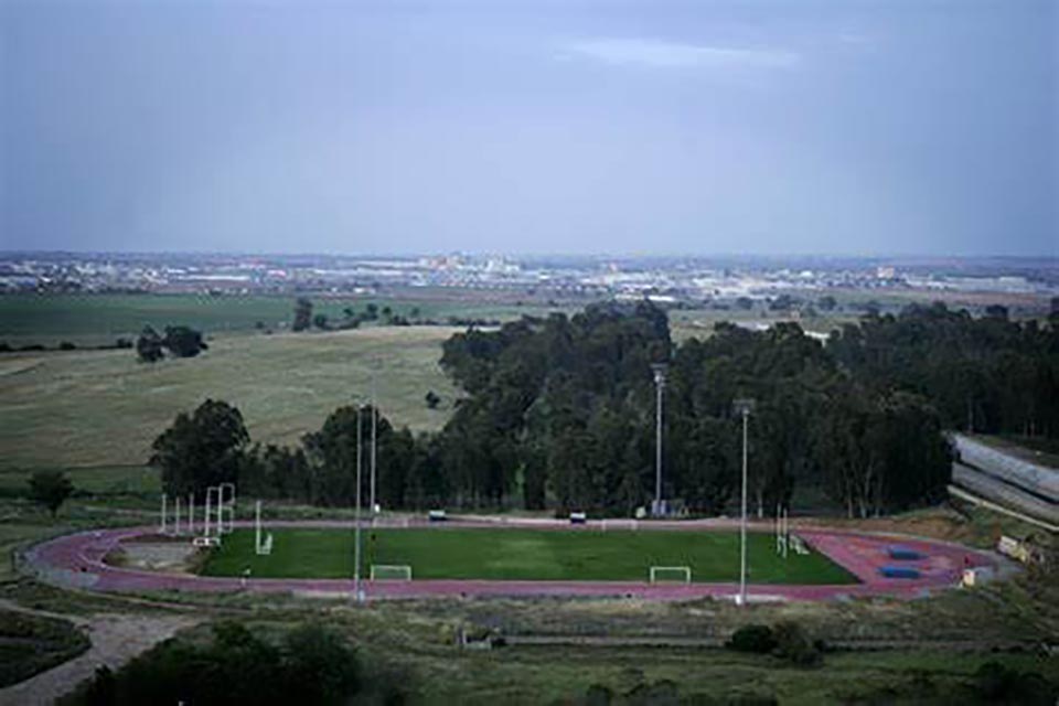 Convenio con la UPO para colaborar en la reforma de la pista de atletismo del campus universitario