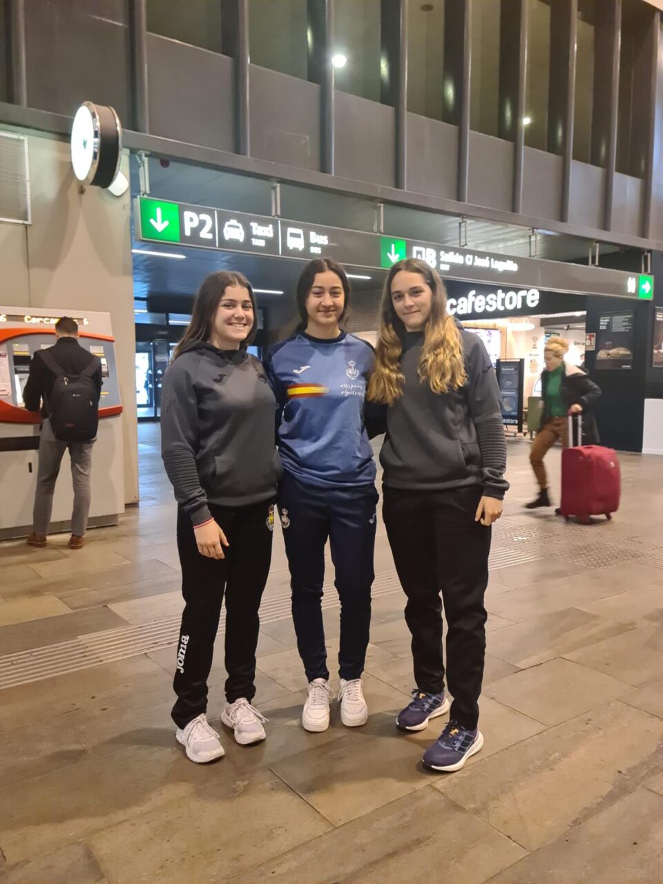 Marta Regordán, Carmen Fidalgo y Belén Rodríguez con la selección
