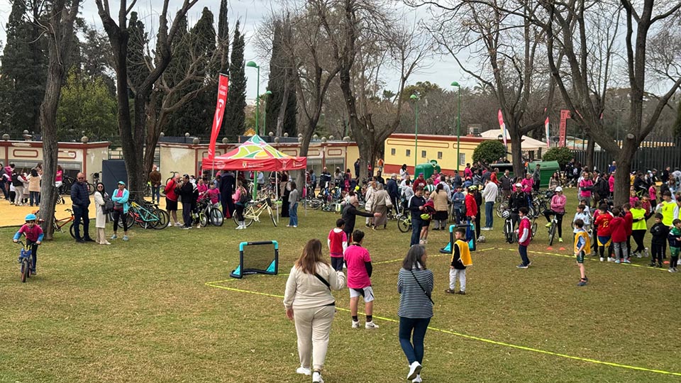 A pesar del mal tiempo 1.500 personas participan en el Día de la Rueda