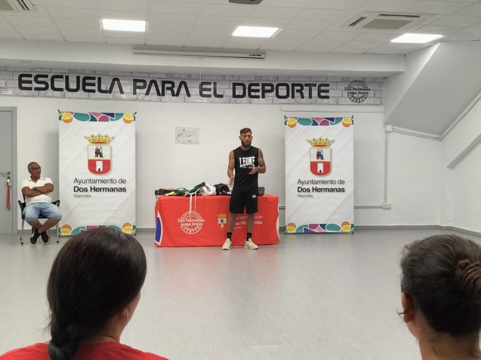 Máster Class del Campeón de Europa Silver Falito Acosta al alumnado de talleres de la Zona Sur