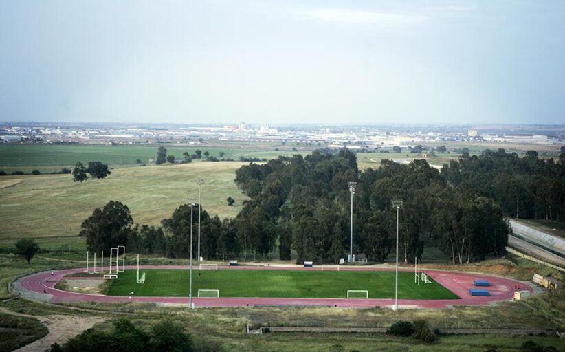 La pista de atletismo de la Universidad Pablo de Olavide permanecerá cerrada todo agosto
