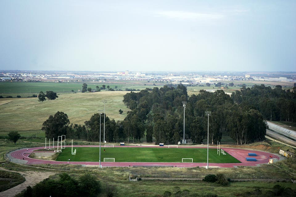 La pista de atletismo de la Universidad Pablo de Olavide permanecerá cerrada todo agosto
