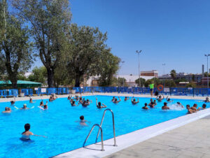 La campaña de verano de las piscinas municipales de Dos Hermanas avanza con una excelente acogida y una amplia participación