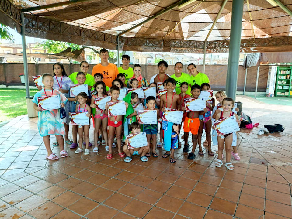La campaña de verano de las piscinas municipales de Dos Hermanas avanza con una excelente acogida y una amplia participación