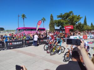 Corredores y público en la salida de la 17ª etapa de La Vuelta 2026 en Dos Hermanas.
