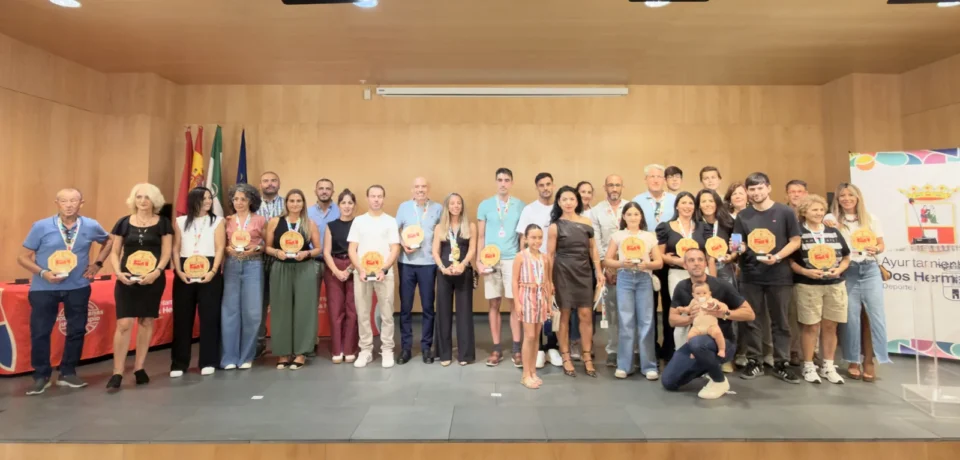 Grupo de deportistas con sus premios en el escenario del Centro Cultural La Almona